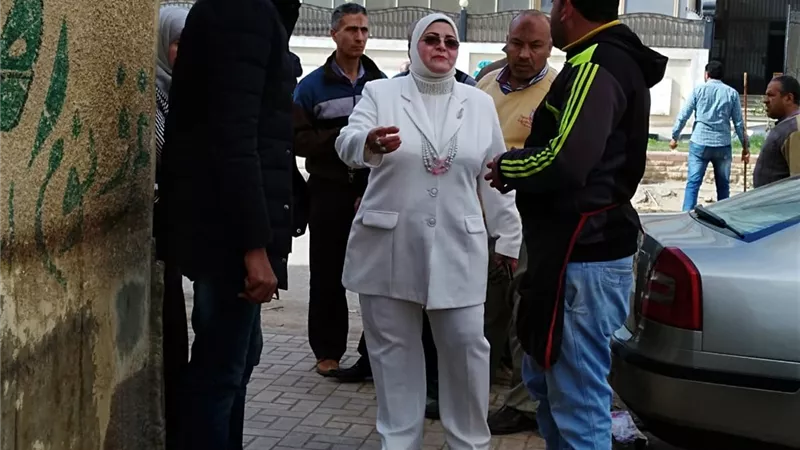 وكيل تعليم كفر الشيخ تتابع أعمال النظافة أمام المديرية