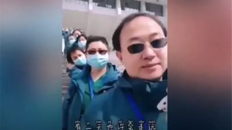 طاقم طبي يخلع كماماته بعد الانتصار على كورونا