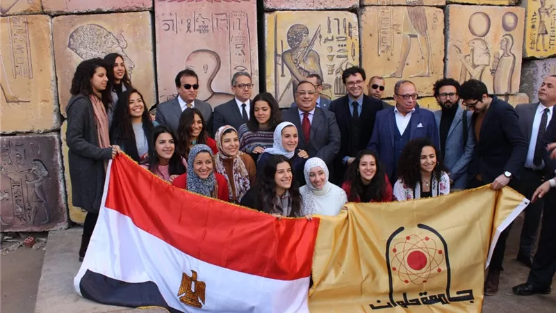 وزيرا التعليم العالى والسياحة يتفقدون التجميل الفنى لجداريات طريق عبور موكب نقل المومياوات الملكية