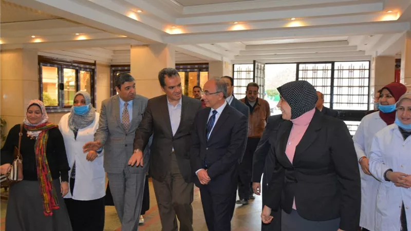 رئيس جامعة الزقازيق يتفقد استعدادات مستشفيات الجامعة للوقاية من كورونا