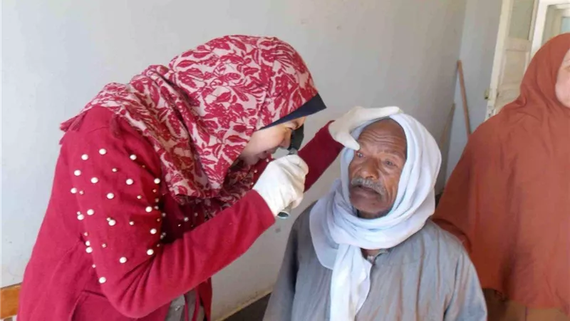 تنفيذ عيادة طبية مجانية للكشف على مواطنين بقري الوادي الجديد