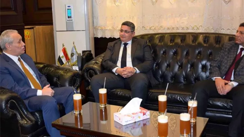 محافظ يناقش إنشاء بنك الإسكان لمجمع سكنى تجارى بأرمنت