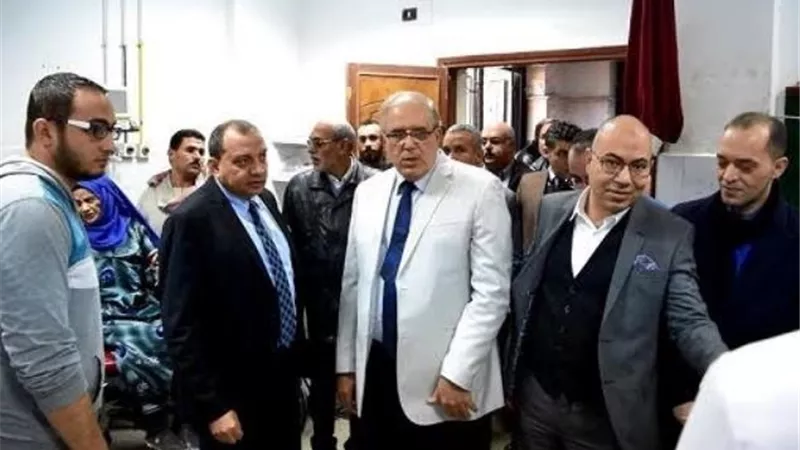 رئيس جامعة بني سويف يتجول بالمستشفى الجامعى تحسبا لتقلب الأحوال الجوية