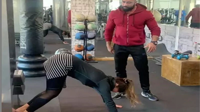 رشاقة غير عادية.. نيرمين الفقي تشعل السوشيال ميديا في الجيم.. فيديو