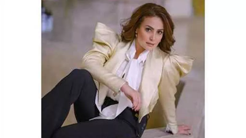 هند صبري تتألق بالذهبي والأسود في أحدث جلسة تصوير