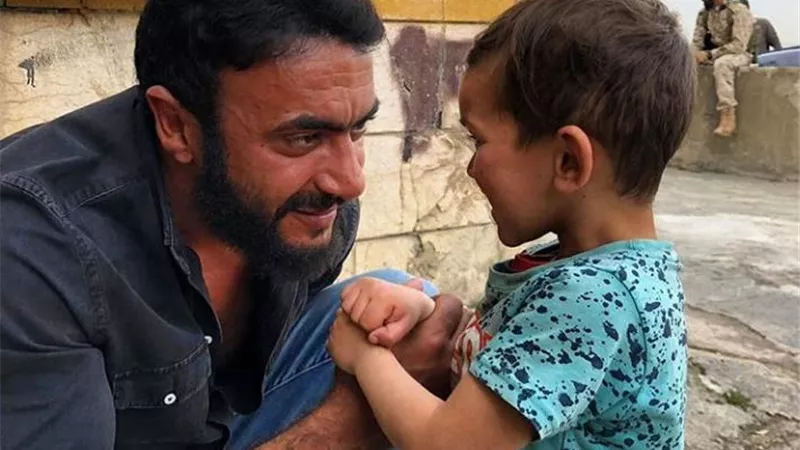 احمد العوضى يشارك جمهوره صورة جديدة برفقة الطفل السورى موسى