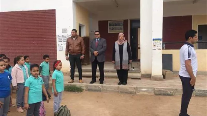 مدير تعليم جنوب سيناء يؤدي تحية العلم بطابور مدرسة الفيروز الرسمية بالهضبة .صور