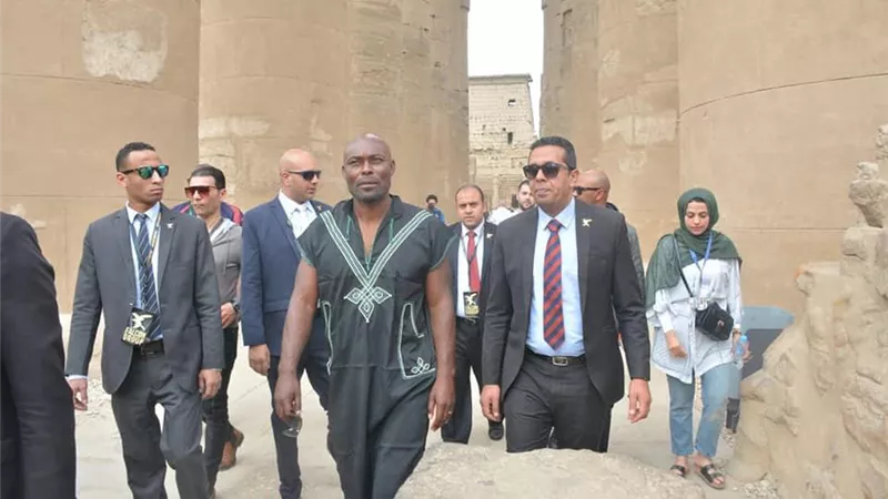 الممثل الفرنسى جيمي لويس يزور المعالم الأثرية بالأقصر