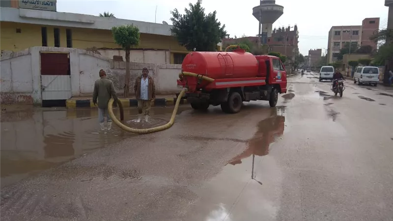 الشوارع خالية من المارة والمواطنون يتابعون حالة الطقس فى المنازل والمحافظ يصرف وجبة غذائية ومكافأة فورية لعمال النظافة