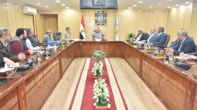 محافظ أسيوط يترأس اجتماع مناقشة الموقف التنفيذى لاعمال مشروع كوبري منقباد العلوي بطول 1600 متر