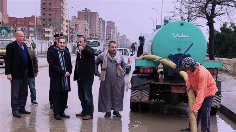 محافظ الغربية يواصل جولاته فى مدن المحافظة لمتابعة أعمال شفط مياه الأمطار من الشوارع