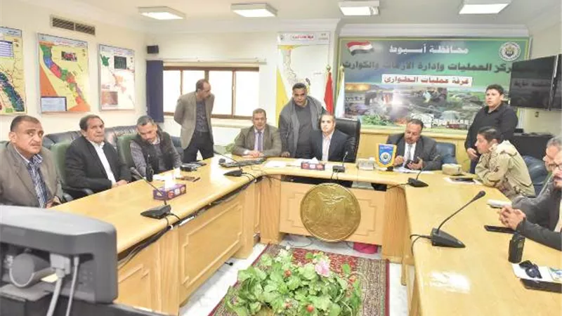 محافظ أسيوط : انعقاد دائم لغرفة الأزمات والكوارث بالمحافظة لمتابعة تداعيات الطقس السيئ
