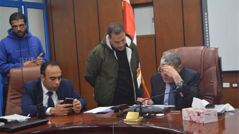 محافظ المنيا يتابع جهود المحليات من غرفة العمليات
