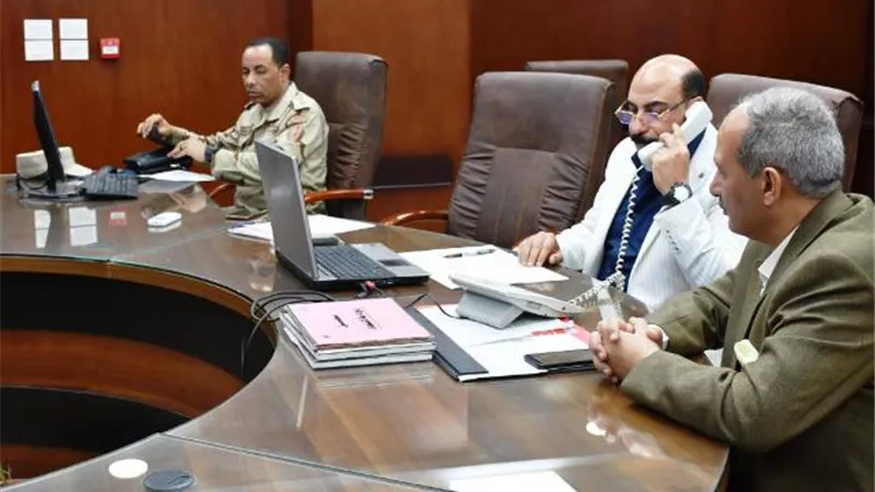 محافظ أسوان يطمئن الأهالي.. واغلاق طريق اسوان ابو سمبل حفاظا على اروح المواطنين