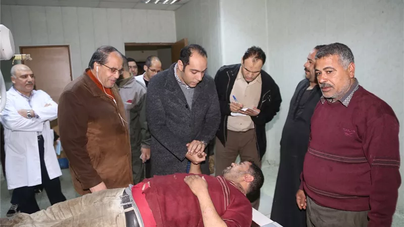 إصابة عامل أثناء رفع مخلفات الأمطار ونائب المحافظ يزوره في المستشفى
