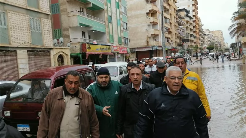 محافظ الاسكندرية وسط الامطار