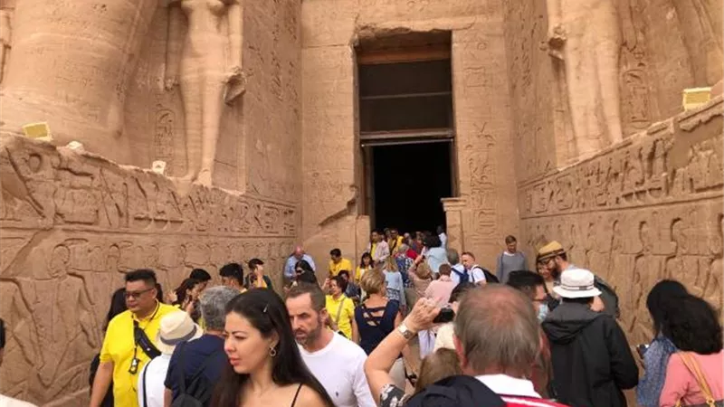 الاجانب يتحدون الطقس.. وزيري:3000 سائح بالأقصر وأعداد كبيرة بالاهرامات