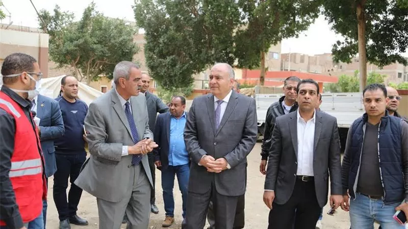 محافظ قنا يتفقد مخر السيل ومركز الاغاثة بالمعنا