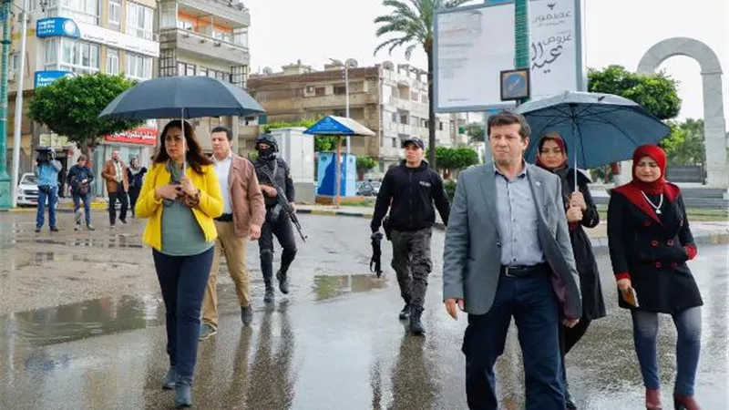 محافظ دمياط تتابع شفط مياه الأمطار ومواجهة سوء الأحوال الجوية