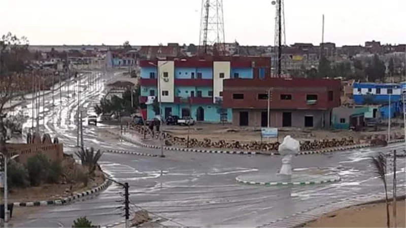 الدفع بفرق إصلاح الأعطال ورفع الأتربة وديزل احتياطية بالوادى الجديد