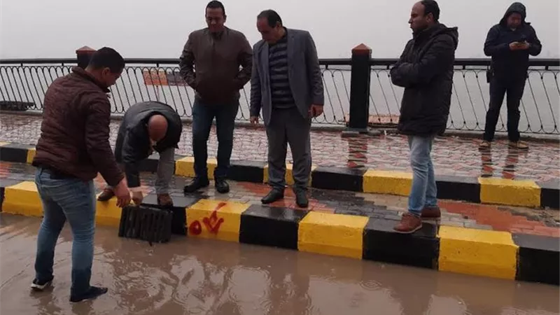 الوحدات المحلية ببنى سويف تواصل جهودها في شفط مياه الامطار