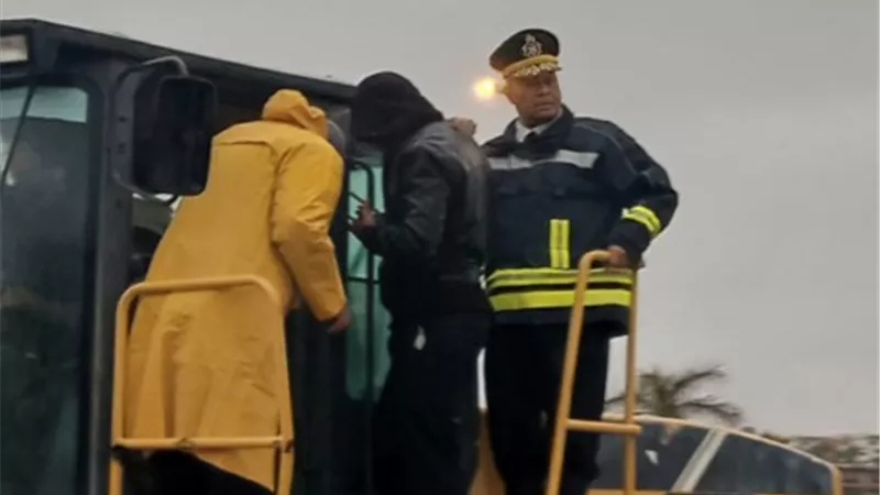 حكمدار القاهرة باللودر لإنقاذ المواطنين من الغرق بسبب الطقس السيء