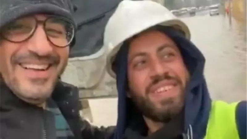احمد حلمى يدعم عمال كسح المياه ويلتقط مع أحدهم سيلفى ..فيديو