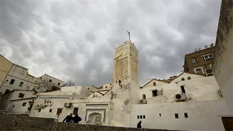 غلق جميع المؤسسات الدينية بالجزائر بسبب كورونا