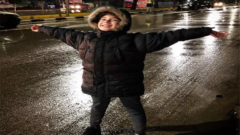 ياسين أمير يداعب جمهوره بصورة جديدة تحت الامطار