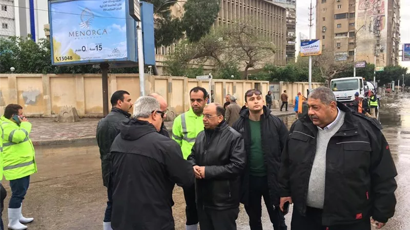 وزير التنمية المحلية ومحافظ القاهرة يتابعان جهود شفط مياه الأمطار من شوارع العاصمة