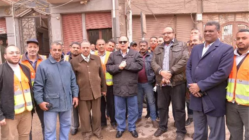 محافظ أسيوط يتفقد أعمال إزالة الأمطار ويكافئ 4 عمال لإخلاصهم .صور