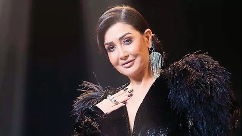 غادة عبد الرازق تشعل السوشيال ميديا من داخل سيارتها