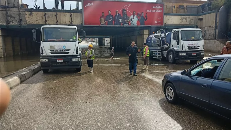 رئيس مباحث روض الفرج يتابع اعمال كسح المياه بنفق القللى..صور