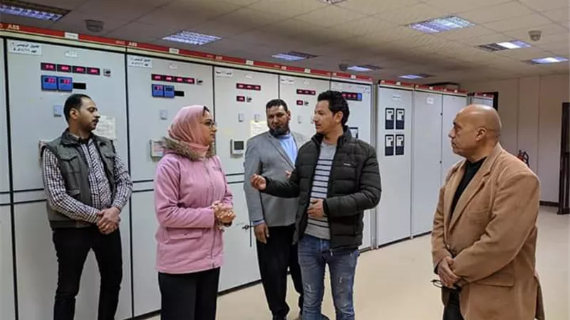 نائب محافظ الوادى الجديد تطمئن على محطة كهرباء بلاط وتشيد بمستوى الخدمة