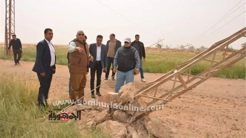 محافظ الوادى الجديد يتفقد أعمال تركيب ٣٦ برج كهرباء سقطت بسبب الرياح.صور