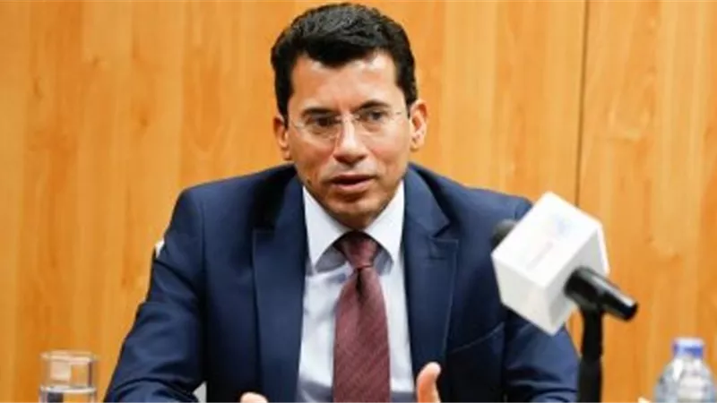 وزير الرياضة يشكر شباب المتطوعين بسياراتهم لإنقاذ العالقين جراء السيول