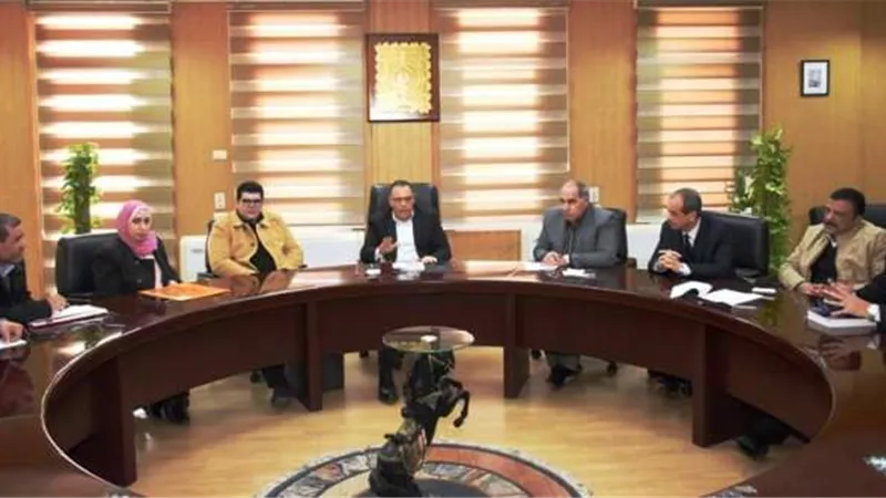 محافظ الشرقية يناقش آلية نقل الأسواق العشوائية خارج المدن.. بالصور