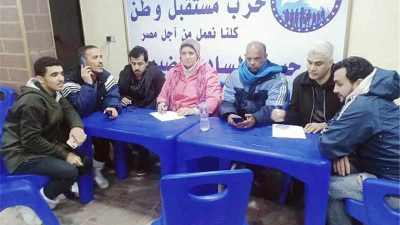مستقبل وطن يتعاون مع الحي فى تمهيد الطرق فى إمبابة.. بالصور