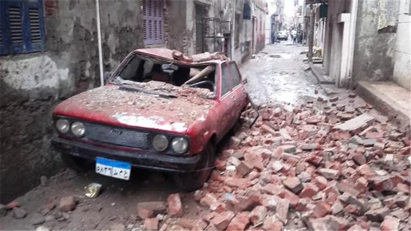 تحطم سيارة ملاكى انهارت عليها شرفة منزل بطنطا