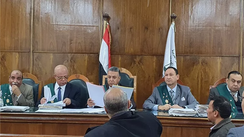 الإدارية العليا عزل أستاذ جامعى يبيع أسئلة الامتحان للطالبات