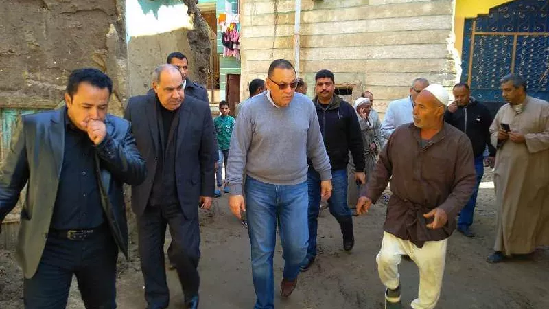 محافظ الشرقية يتفقد منازل المتضررين من الأمطار بأبوحماد