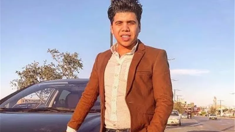 عمر كمال يستعرض سيارته المرسيدس.. فيديو