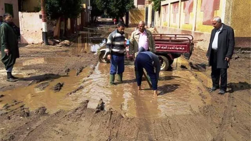 رؤساء الوحدات المحلية بطوخ يشرفون على شفط المياه من الشوارع .. بالصور