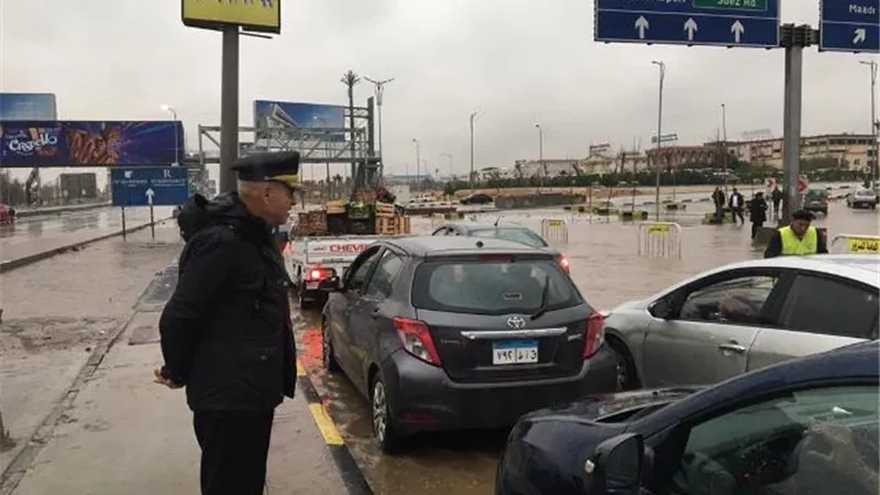 بالصور.. رجال المرور 4 ايام عمل دون انقطاع فى مواجه آثار الأمطار