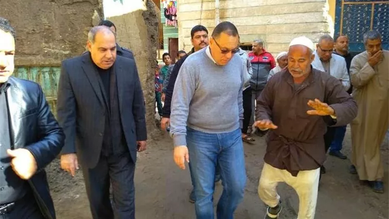 غراب يتفقد مساكن الامطار بالقرى