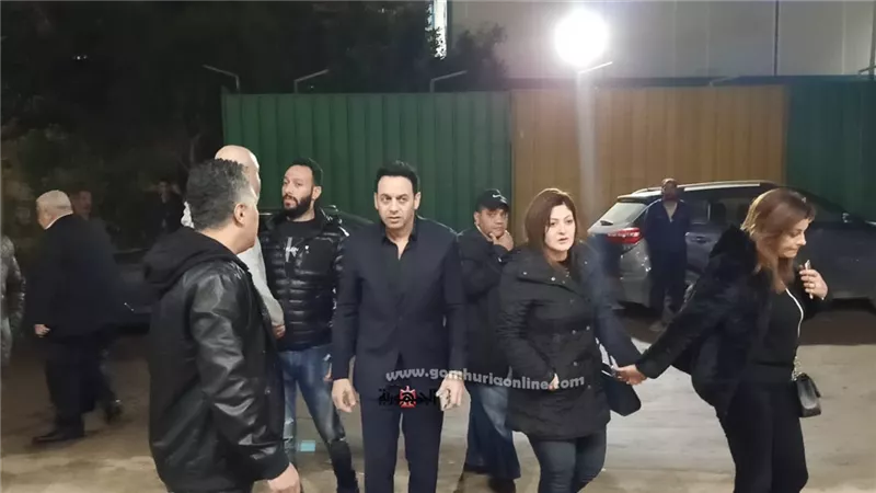 مصطفى قمر ومروة عبد المنعم فى عزاء الشاعر سامح العجمي .. صور
