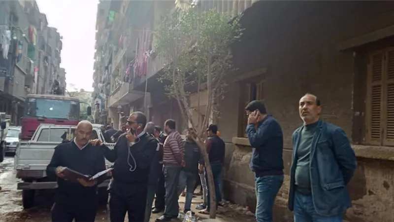 إخلاء عقار بالجيزة انهارت بلكونته ومؤسسة أبو العينين توفر شققاً لسكانه