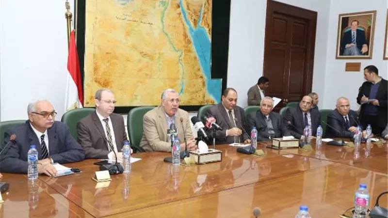 وزير الزراعة يلتقى لجنة ادارة ازمة الموجة الجوية