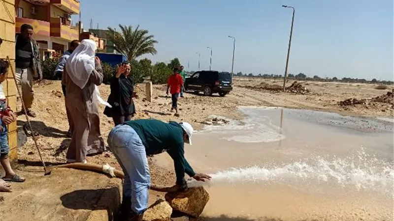 نائب محافظ جنوب سيناء تشرف على كسح المياه من الشوارع ومداخل المنازل