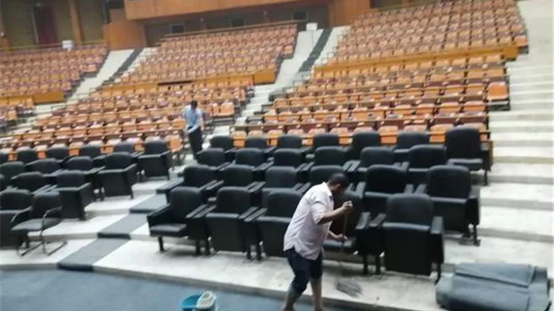 جامعة أسيوط تتابع أعمال تعقيم وتطهير مبانيها ومنشآتها